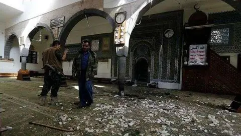Estado que quedó una mezquita de Saná tras una explosión el pasado año. (Twitter / EPA)
