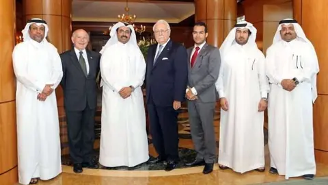 Mohammed Bin Saleh Al Sada, ministro de Energía e Industria del Estado de Qatar (3ro desde la izquierda), Antonio Isa Conde y el viceministro de Hidrocarburos dominicano Alberto Reyes (5to desde la izquierda).