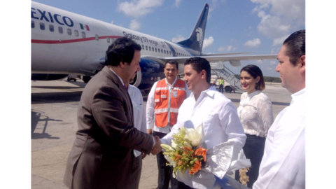 Raúl Enrique Andrade Angulo recibe a Ahmed Bin Abdullah Al Kuwari, en Cancún (Carlos Águila).