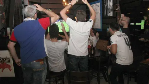 Hinchas madridistas se lamentan de una ocasión perdida en Casa de Tapas. (EL CORREO)