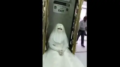 La novia saudí a la entrada de la Gran Mezquita de La Meca.