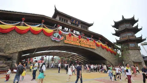 Entrada al parque de atracciones Wanda en China.