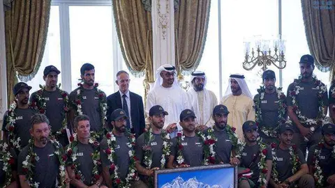 El jeque Mohammede junto a los soldados emiratíes que subieron al Everest.