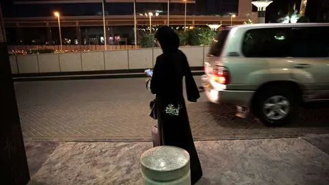 Una mujer saudí espera un coche de Uber.