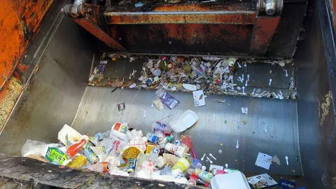 Desperdicios en un camión de basura. (Daniel Lobo, Flickr)