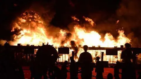 Incendio en un campo de trabajo en Qatar. (AFP)