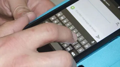 Una persona utiliza un teléfono móvil. (CBV)