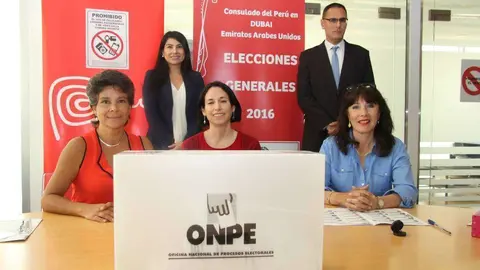 De pie, Claudia Guevara y Carlos Tavera, cónsul adscrita y cónsul general de Perú en Dubai. Abajo, de izquierda a derecha, Nuria Pérez, Claudia Loureiro y María Victoria Arias. (EL CORREO)