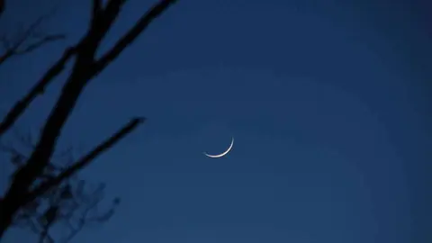 La luna creciente marca el inicio del Ramadán.