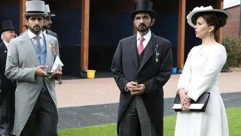el jeque Mohammed junto a la princesa Haya y el jeque Hamdan durante el Derby de Epsom.