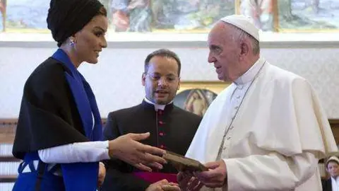 Imagen del Papa Francisco y la jequesa de Qatar.