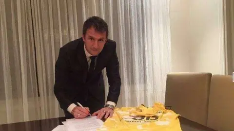 Rodolfo Arruabarrena firma su contrato con el equipo de Dubai.