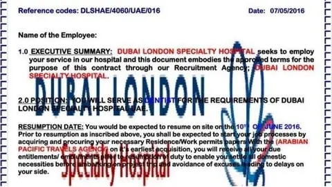 Los timadores diseñan contratos laborales que parecen reales.