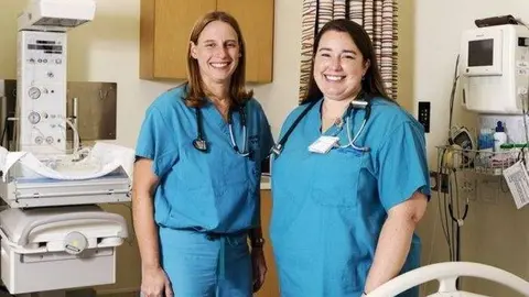 Las doctoras del Oasis Hospital de Al Ain, Brenda McLaughlin, izquierda, y Christel Brabon  (Christopher Pike / The National).