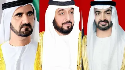 Los líderes de Emiratos Árabes Unidos con el presidente en el centro de la imagen.