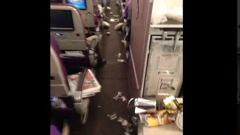 Imagen del pasillo del avión de Malaysia después de las turbulencias.