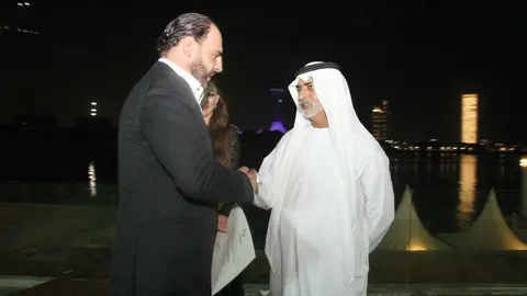 El jeque Nahyan bin Mubarak Al Nahyan saluda a Arturo Manso en el momento de la entrega de la distinción. (EL CORREO)