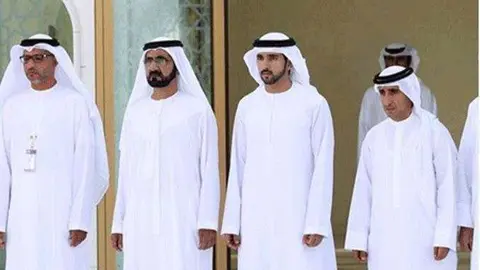 El gobernador de Dubai y el príncipe heredero rezaron ante la tumba del jeque Zayed.