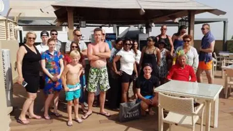 Algunos de los viajeros de la aerolínea Tui en Dubai.