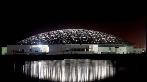 Imagen nocturna del Museo del Louvre de Abu Dhabi.
