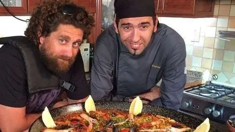 Bart Pérez -izquierda- junto a Luis Ezqueta durante la grabación del vídeo.