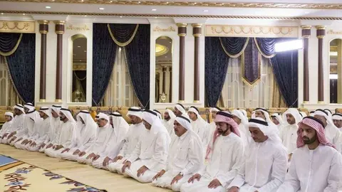 Un momento del rezo de los gobernantes de los siete emiratos.