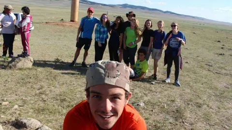 Selfie de Stuart Swindell Campoy (@stuartswindell en Instagram) con sus compañeros en Mongolia