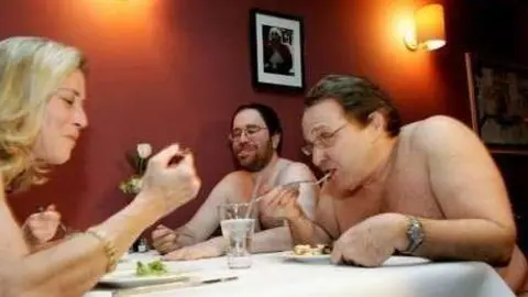 Comensales en un restaurante nudista.