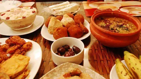 Una mesa preparada para el iftar. (Raasiel, Flickr)