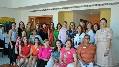 Bienvenida de colombianas a la esposa del embajador de su país en EAU.