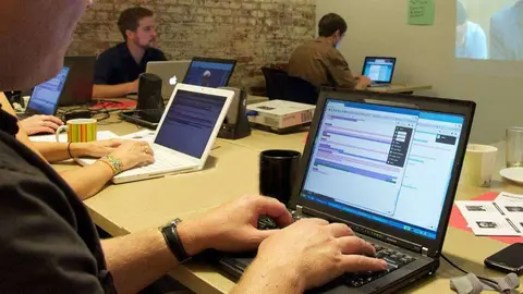 El Esquema obligatorio de pérdida involuntaria de empleo (ILOE), busca brindar seguridad a los empleados que perdieron sus trabajos por razones distintas a la acción disciplinaria o la renuncia a encontrar un nuevo trabajo.