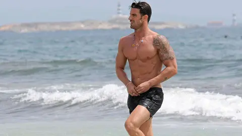 El exjugador de fútbol español Aitor Ocio en bañador.
