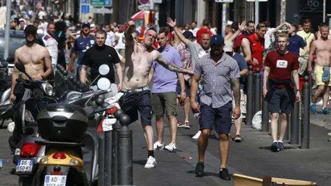 La policía y los bomberos acudieron a la pelea en el puerto de Marsella.