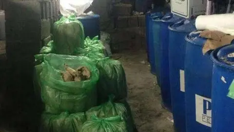 Una imagen del sótano dónde se fabricaba el licor.