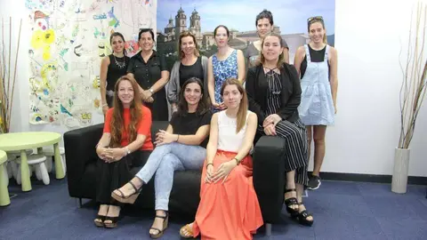 Sheila Crespo -sentada en el centro-, junto a compañeras y amigas en su despedida de la UCAM. (EL CORREO)