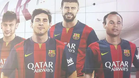 Jugadores del FC Barcelona con la publicidad de Qatar Airways.