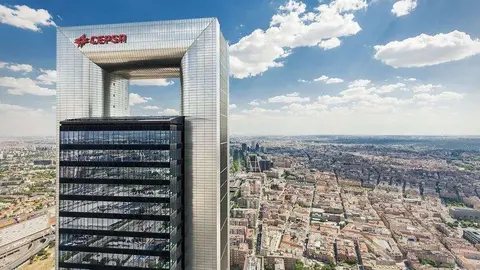 La Torre Cepsa es el segundo edificio más alto de España.