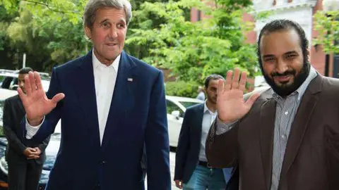 El príncipe heredero de Arabia Saudita junto al secretario de Estado norteamericano.