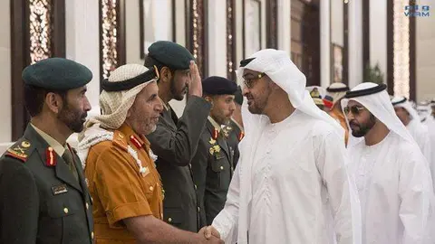 El príncipe heredero de Abu Dhabi saluda al personal militar.