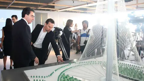 Calatrava junto a la maqueta de la torre que levantará en el Creek de Dubai. (R. Pérez)
