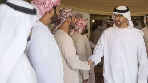  El jeque Mohamed bin Zayed Al Nahyan muestra su pesar a los familiares del piloto Ahmed Mohammed Al Zeyoudi.