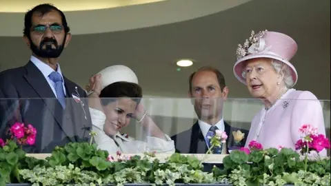 Mohammed Al Maktoum junto a la reina de Inglaterra.