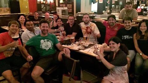 Españoles siguen junto a conocidos y amigos el partido España-Turquía en Ras Al Khaimah.