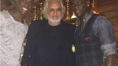 Flavio Briatore en el centro de la imagen.