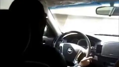 Una mujer elude la prohibición de conducir en Arabia Saudita.
