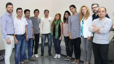 Carla Castillo -tercera por la derecha-, junto a parte del equipo de Igloo Design Studio. (EL CORREO)