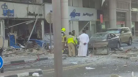 Estado del edificio tras la explosión ocurrida en Dubai.