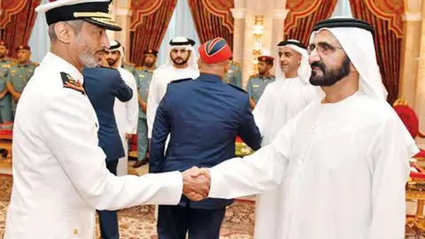 El gobernandor de Dubai saluda a uno de los militares asistente al encuentro.