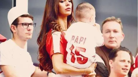 La modelo albanesa y su hijo viendo el encuentro Francia - Suiza.