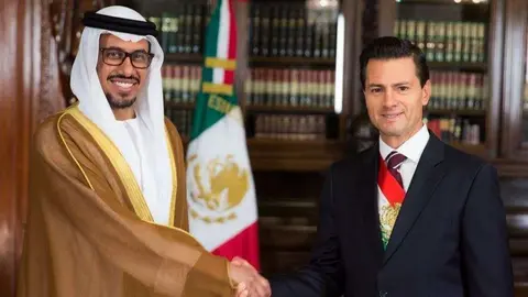El presidente de méxico saluda al embajador de EAU.